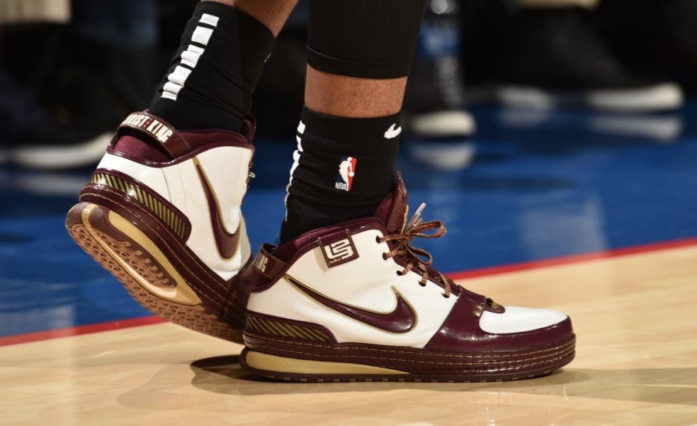 CBA半场：郭昊文22分&马内克三分6中6，同曦66-49上海（半场战报：同曦66-49领先上海，郭昊文拿下22分，马内克三分6投全中）