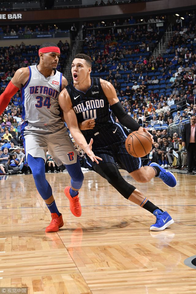 美国演员约翰尼-德普现场观看博卡比赛，并与里克尔梅合影（美国影星约翰尼·德普现身博卡比赛，与里克尔梅合影）