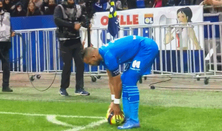 太阳报：B费夺冠面无表情，曼联球迷社媒盛赞他为称职队长（《太阳报》：B费捧杯仍冷面，曼联球迷在社媒齐赞其为合格队长）