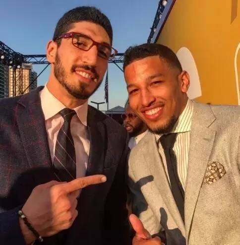 足球报：张外龙这几年一直关注铜梁龙，冲超后他独坐良久（足球报：张外龙多年关注铜梁龙，冲超后独自静坐良久）