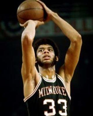 毛彪附体！四川一高校辅导员单刀面对大空门滑倒滚进球网（离谱一幕：四川高校辅导员单刀空门前滑倒，翻滚进球网）