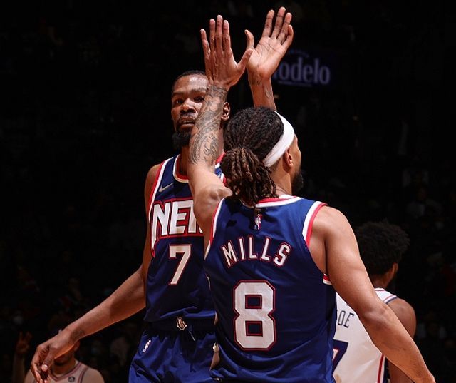 Shams：雄鹿愿与字母哥探讨留队或交易可能性，尼克斯不再是首选下家（Shams：雄鹿将与字母哥商讨续留或交易方案，尼克斯已非首选去处）