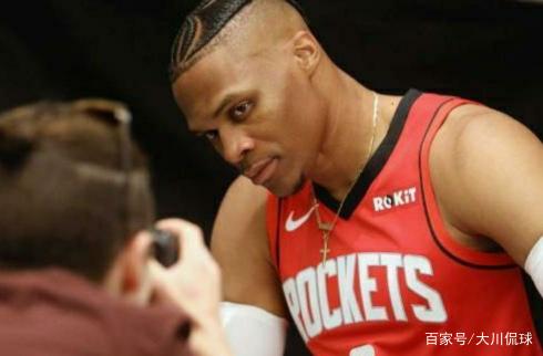 今天是海港足球俱乐部一线队球员武磊的生日，让我们...（海港一线队球员武磊迎来生日，邀你一起送上祝福）