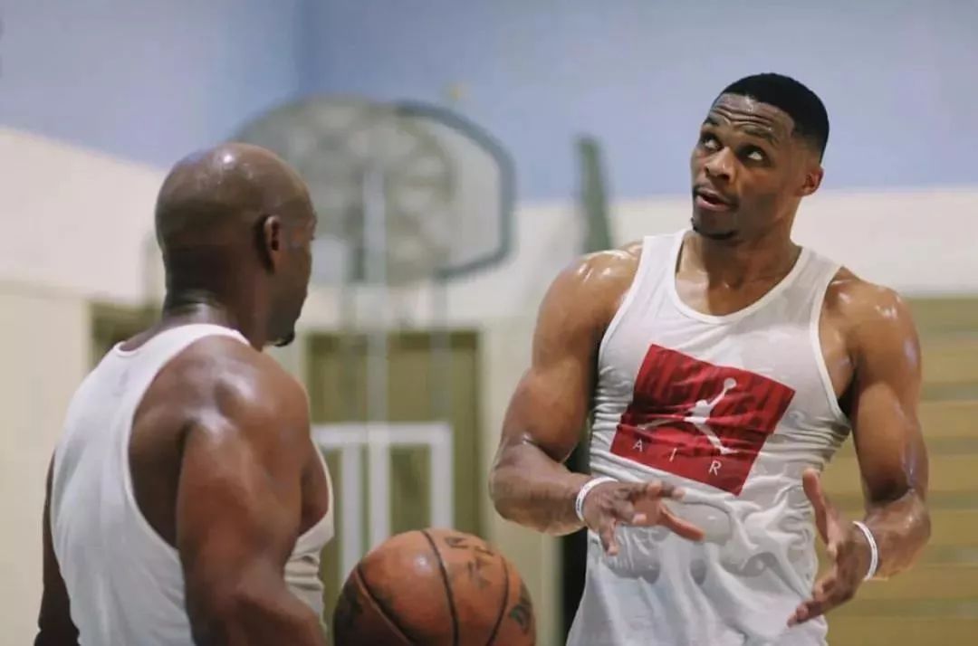 意媒：梅努是那不勒斯中场引援首选，备选方案包括弗拉泰西（意媒：那不勒斯锁定梅努为中场头号目标，弗拉泰西列入备选）