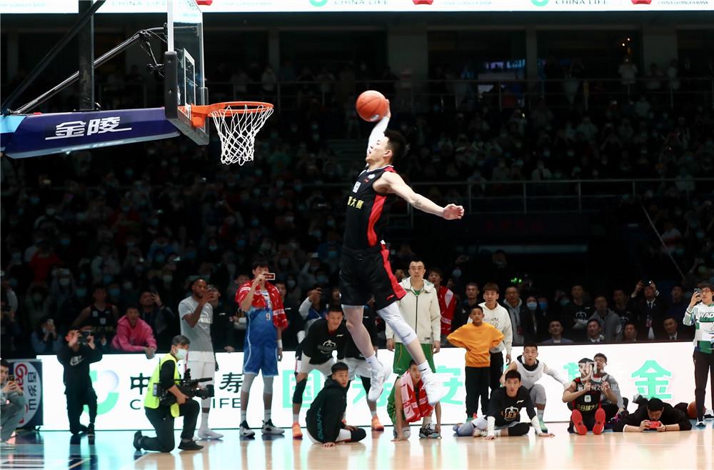 孔萨：凯恩给球队设立标准，那自然而然会激励我们（孔萨：凯恩树立团队标杆，激励全队自发奋进）