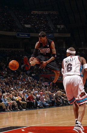 喀麦隆体育部长与足协主席埃托奥决裂，前者指责后者操纵选举（喀麦隆体育部长与足协主席埃托奥关系破裂，指控其操纵选举）