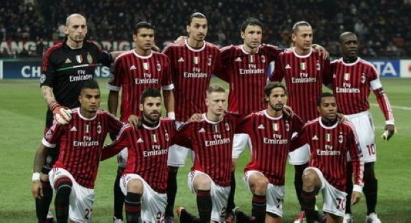 给你修修胡子，瓦科分享自己用剪刀剪克雷桑胡子的照片（瓦科晒照：亲自拿剪刀为克雷桑修胡子）