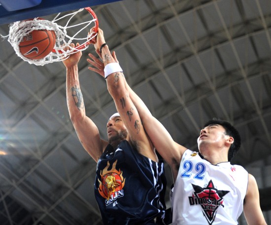 马德里在NFL引发的流亡和风暴后重返家园（历经NFL风波与流亡 马德里终返故里）