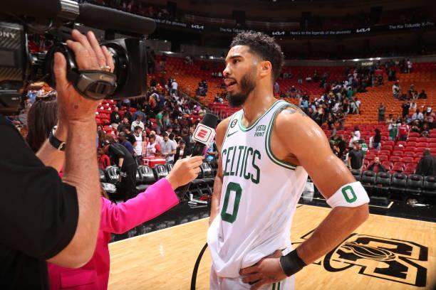 逆天，挪威甲门将点球大战一脚将摆好的球踢走以干扰对方（点球大战离谱一幕：挪甲门将故意将摆好的球踢走干扰对手）