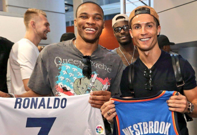 为什么字母哥看U16训练会生气？因为他小时候，可没这么好的条件（字母哥看U16训练为何动怒？只因童年从未享受过如此条件）