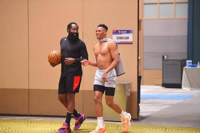 表现不俗！德里克·怀特全场14投7中得19分5板6助 正负值+19（德里克·怀特高效发挥：14投7中砍下19分5板6助，正负值+19）