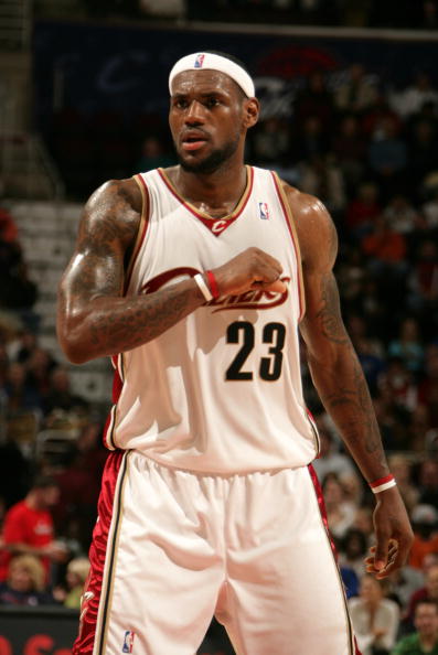 亚历山大首节火力全开，独揽10分（亚历山大开场猛攻，首节砍下10分）