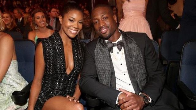 每体：卡萨多腹股沟有些刺痛，初步看来情况并不严重（每体：卡萨多腹股沟出现轻微刺痛，初步判断无大碍）