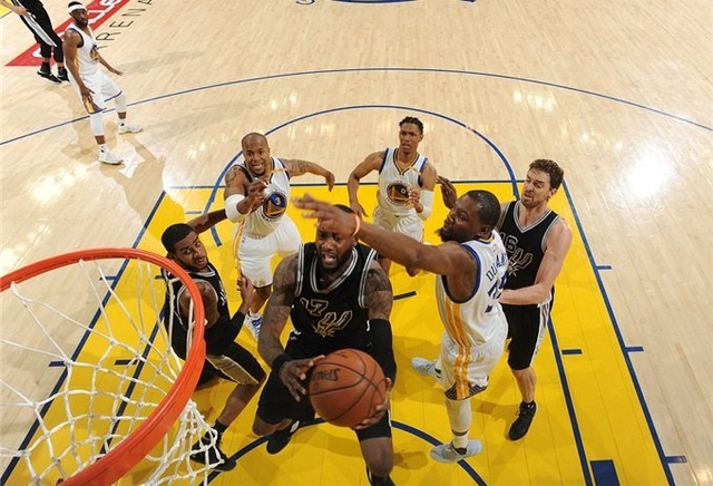 美记：鹈鹕已将锡安摆上交易货架，只要能换回实际的回报即可（美记：鹈鹕将锡安列入交易名单，只要报价合适即可出手）