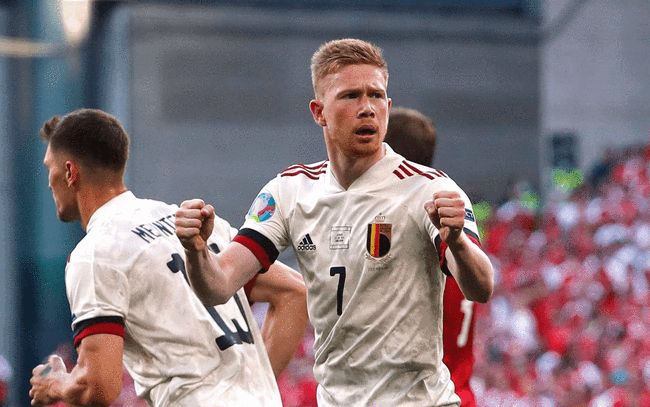 德甲生涯第10次戴帽，凯恩赛后将比赛用球带走收藏（凯恩德甲第10次上演帽子戏法，赛后带走比赛用球留作纪念）