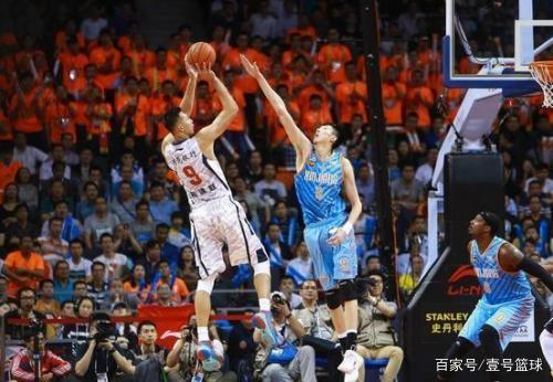 剑指三分，阿森纳晒欧冠赛前海报：萨卡单人出镜（志在三分！阿森纳发布欧冠赛前海报，萨卡独自亮相）