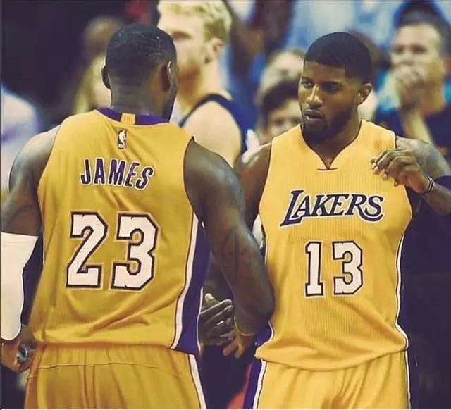 内蒙古多地滑雪场“开板”迎客，冬季旅游迅速升温（内蒙古多地滑雪场陆续开放迎客，冬季旅游热度攀升）