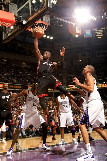 奥莫特的表现不佳，使得球队陷（奥莫特发挥失常，球队陷入被动）